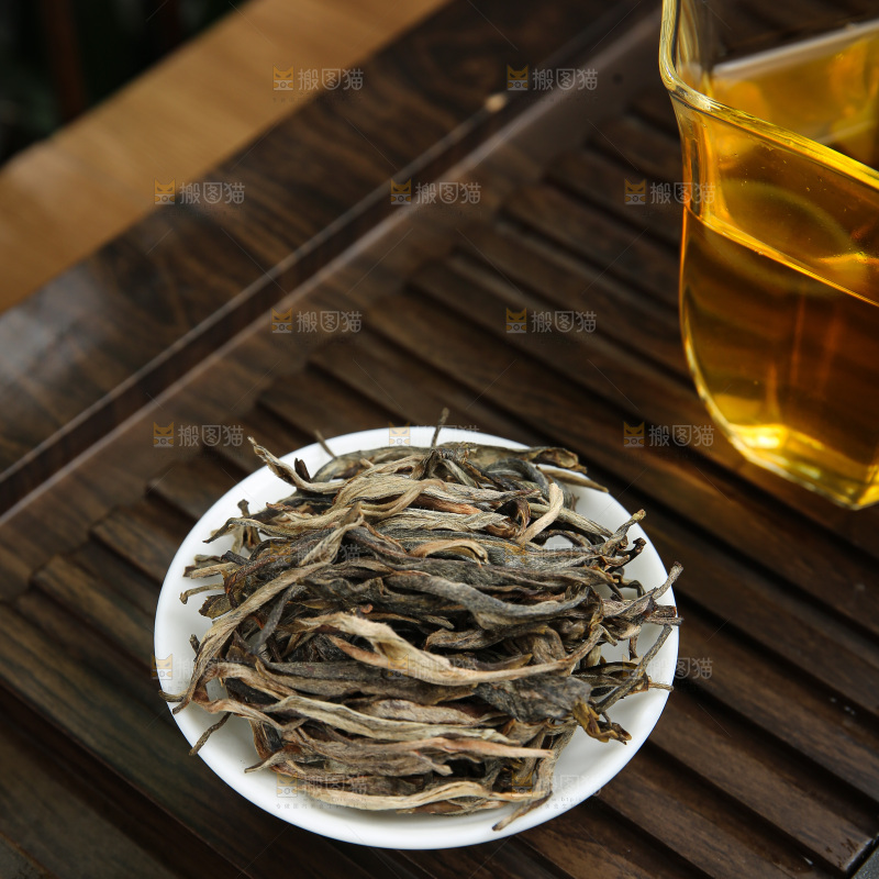 深底上的生普茶