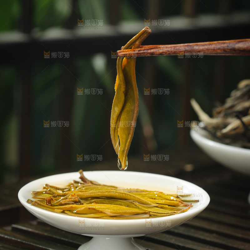 深底上的生普茶