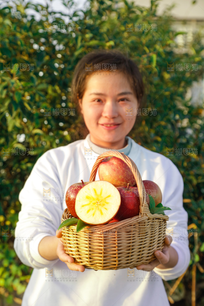 手里拿着丑苹果