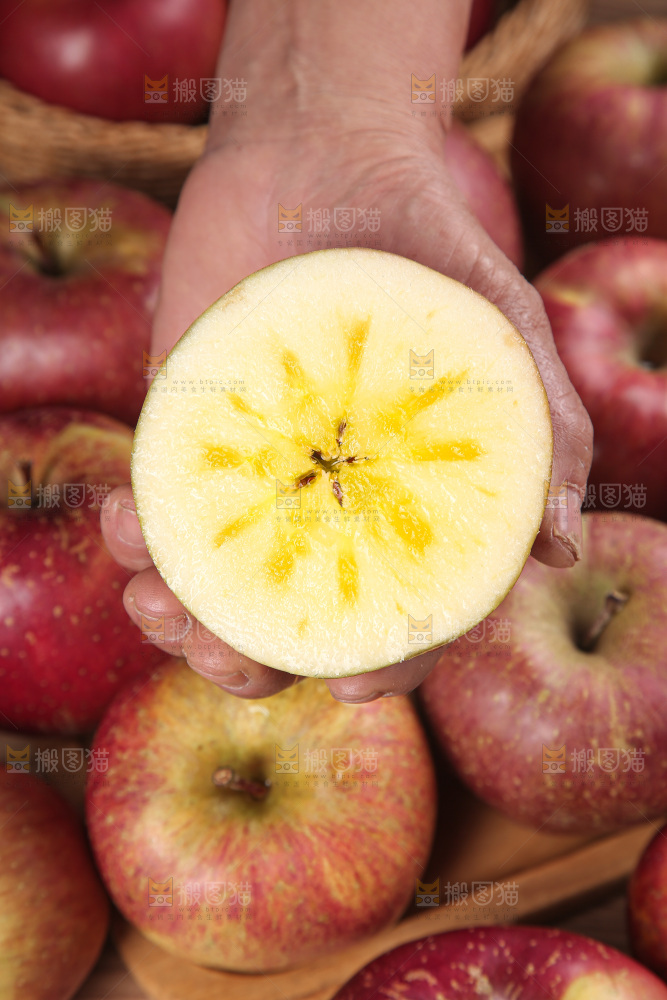 深底上手里拿着丑苹果