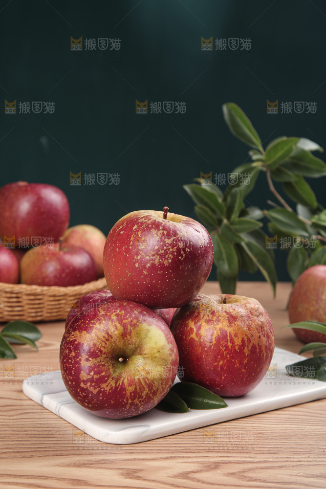 深底上的丑苹果