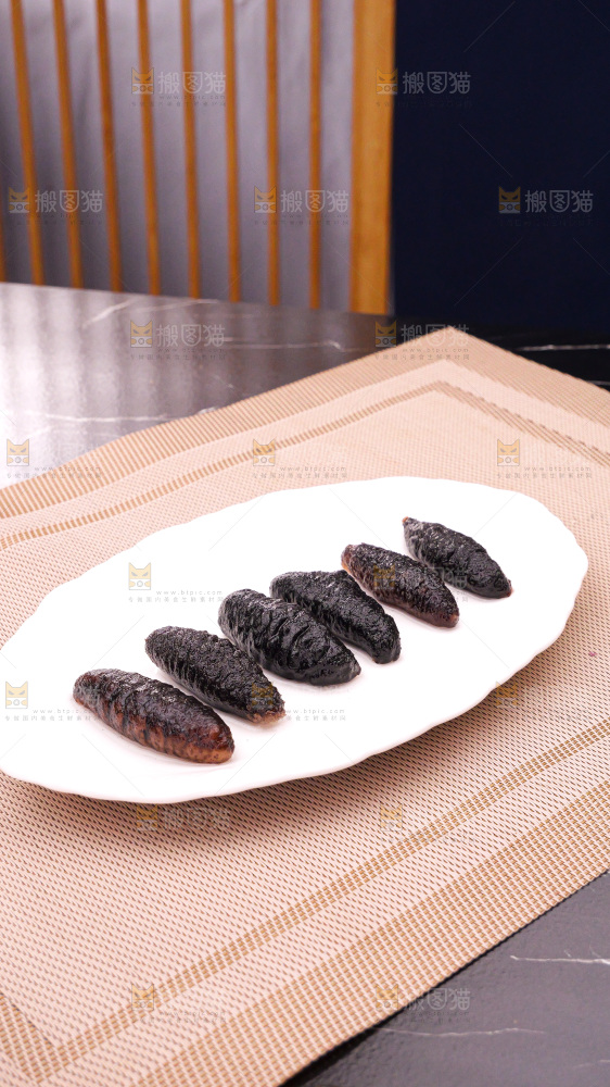 盘子里装的鲍鱼海参菜品