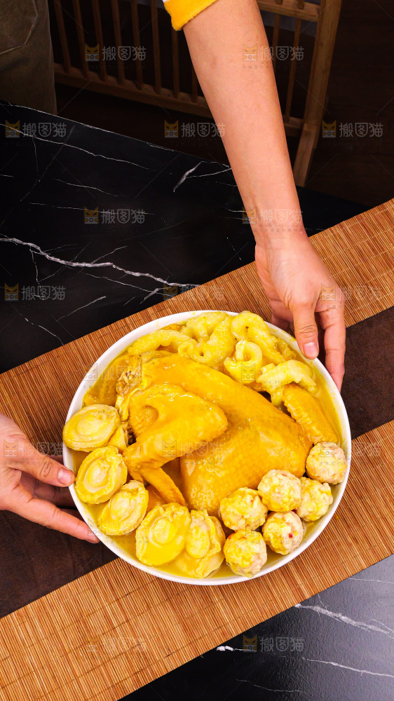 盘子里装的花胶对鸡