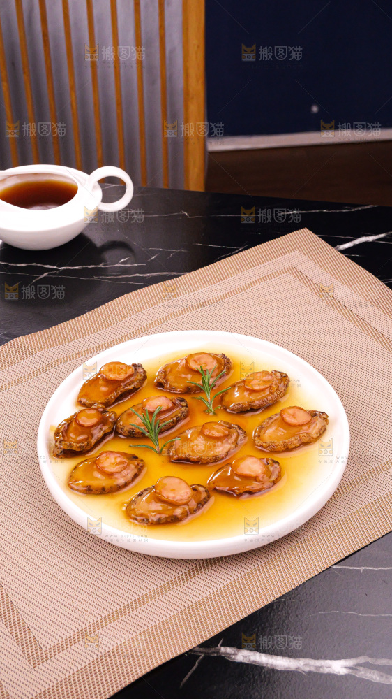 盘子里装的鲍鱼海参菜品