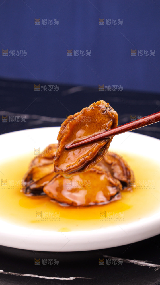 盘子里装的鲍鱼海参菜品
