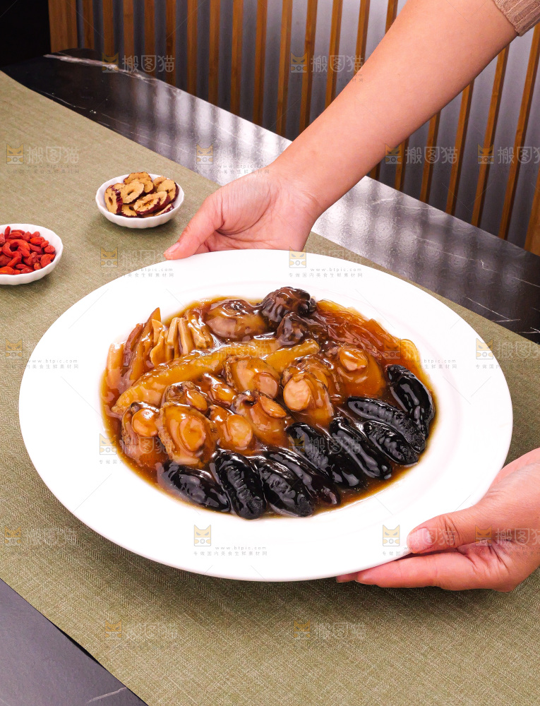 盘子里装的鲍鱼海参菜品