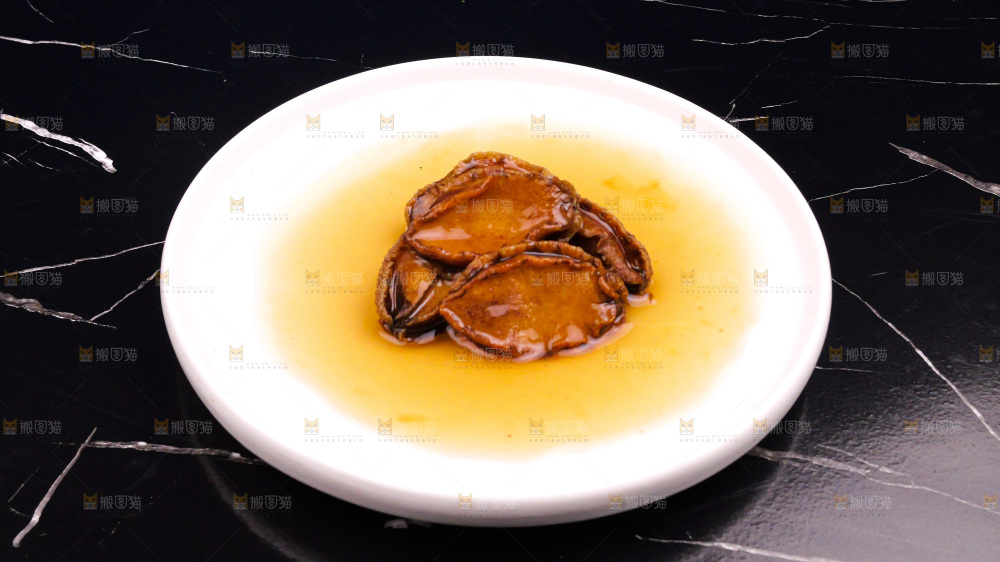 盘子里装的鲍鱼海参菜品