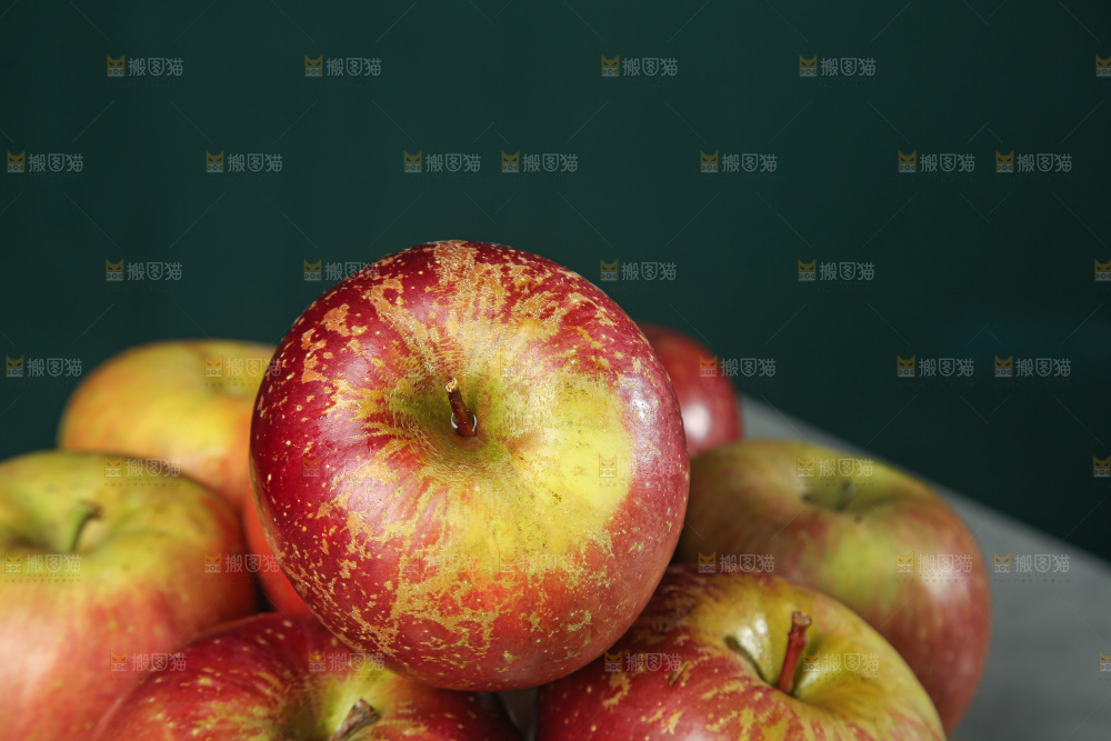 深底上的糖心丑苹果