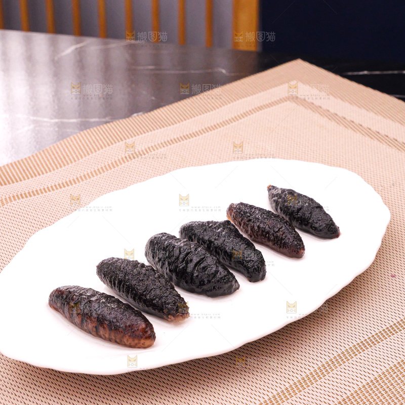 盘子里装的鲍鱼海参菜品