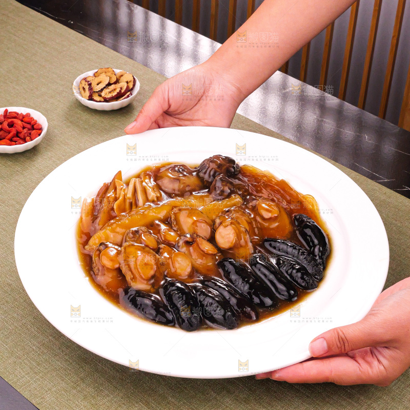 盘子里装的鲍鱼海参菜品