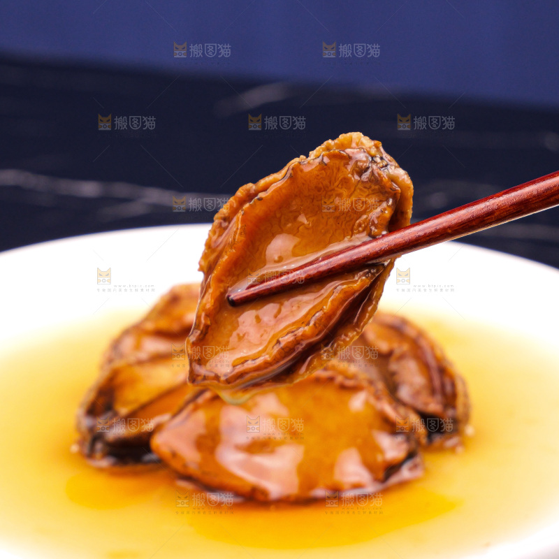 盘子里装的鲍鱼海参菜品