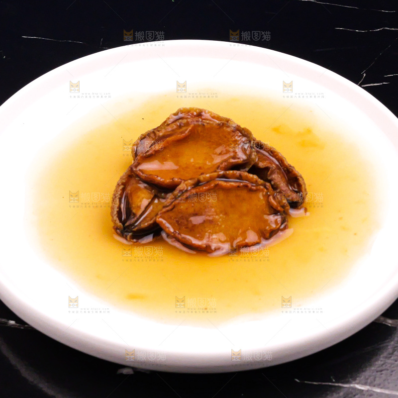 盘子里装的鲍鱼海参菜品