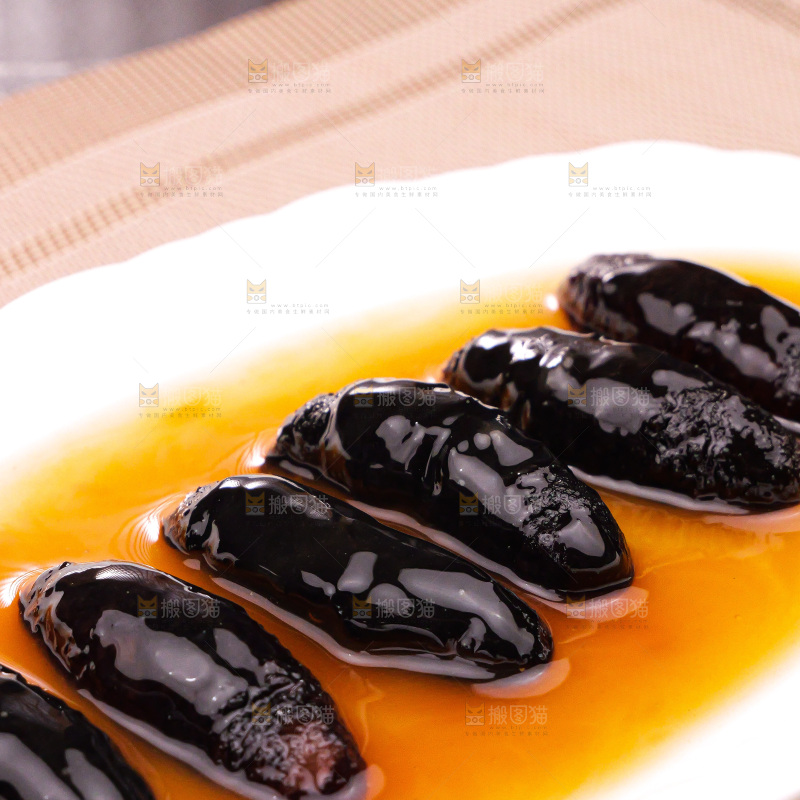 盘子里装的鲍鱼海参菜品