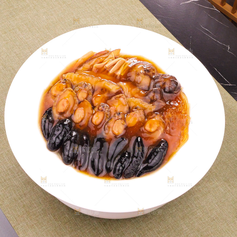 盘子里装的鲍鱼海参菜品