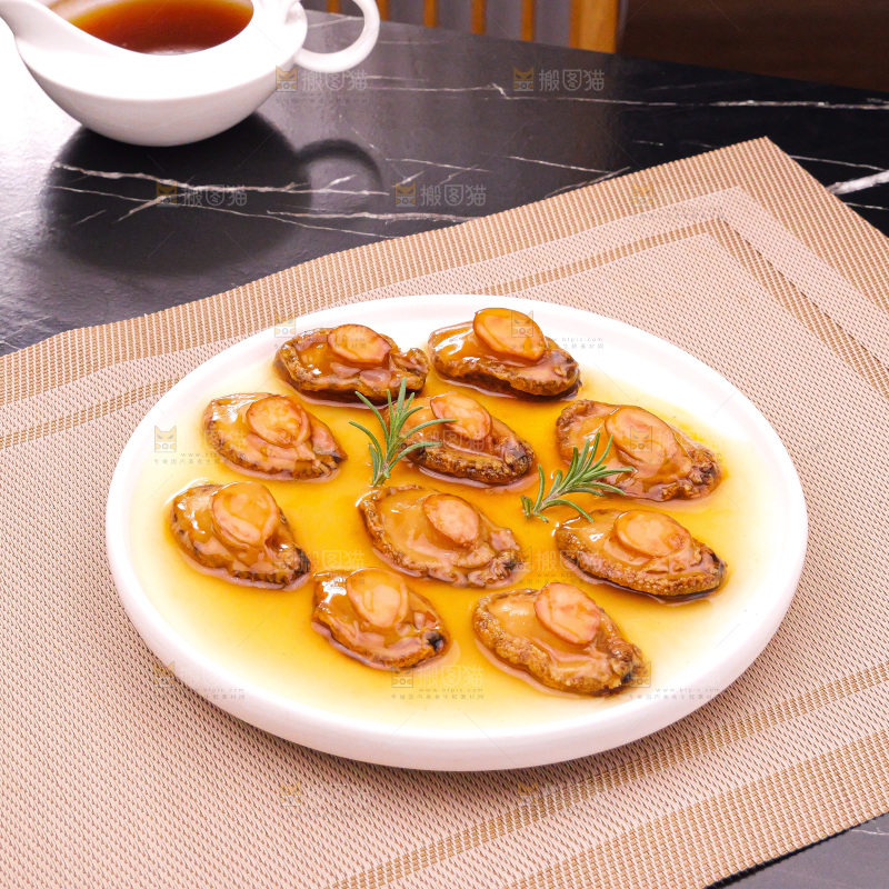 盘子里装的鲍鱼海参菜品