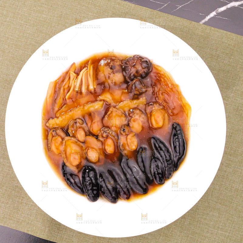 盘子里装的鲍鱼海参菜品