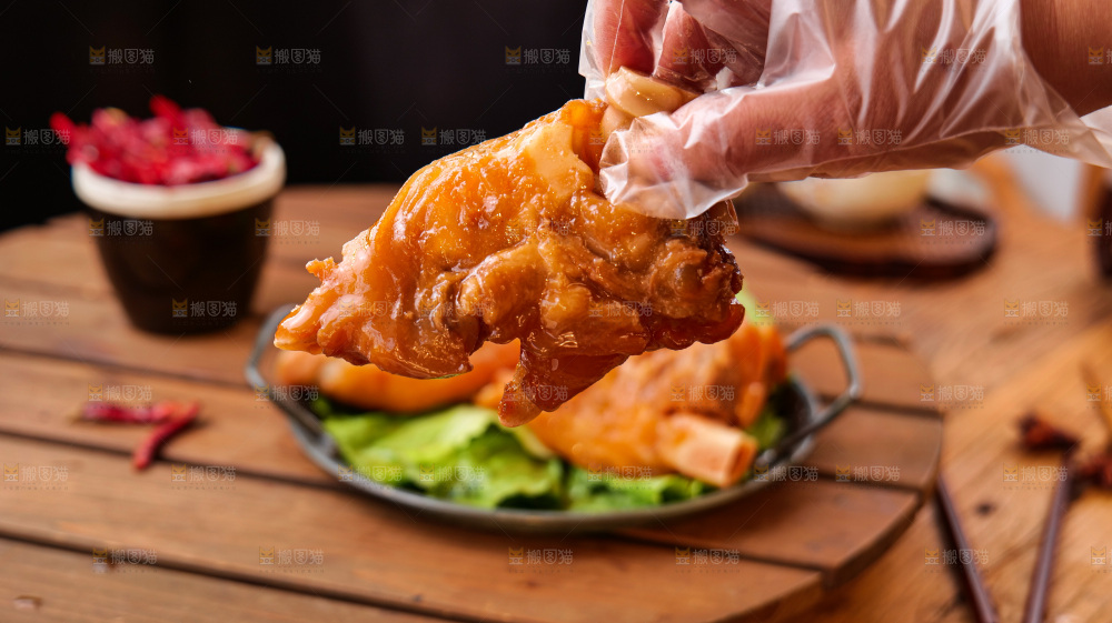 深底上的酱猪蹄