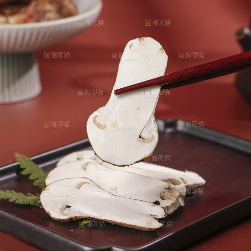 深底上的松茸菇