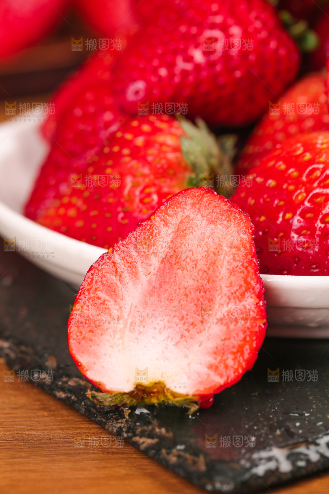 黑石板上的草莓