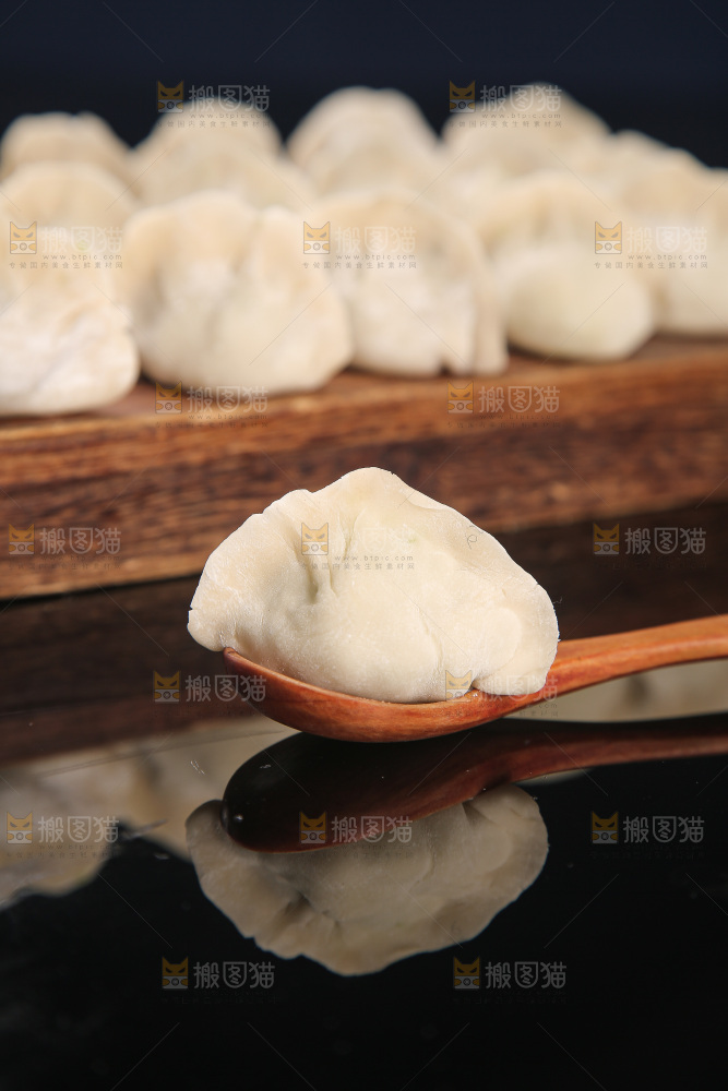 深底上的鲅鱼水饺