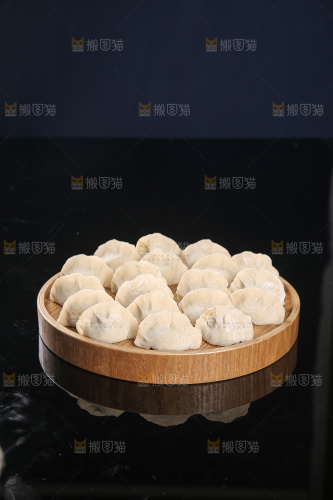 深底上的鲅鱼水饺