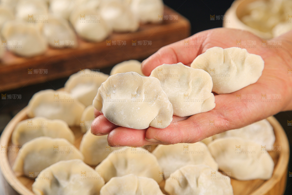 深底上的鲅鱼水饺