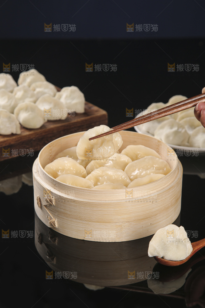深底上的鲅鱼水饺