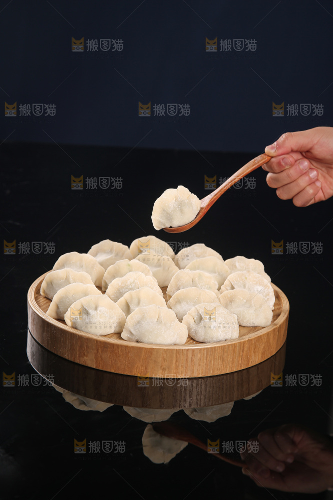深底上的鲅鱼水饺