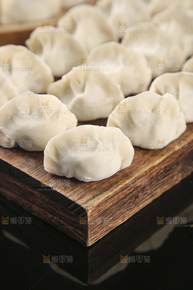 深底上的鲅鱼水饺