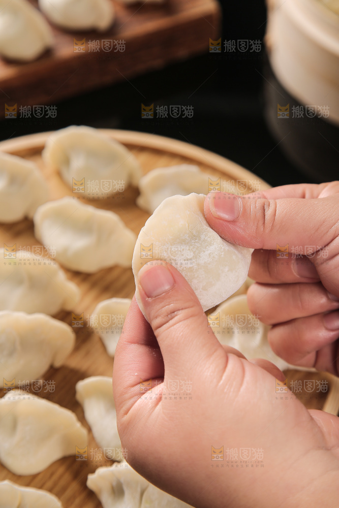 深底上的鲅鱼水饺