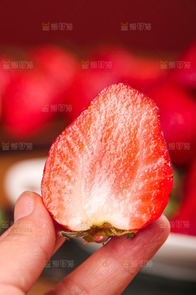 浅底上的丹东草莓