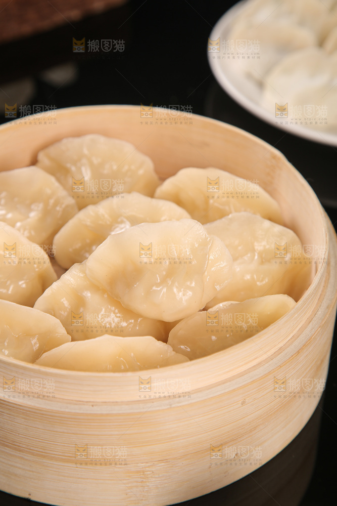 深底上的鲅鱼水饺