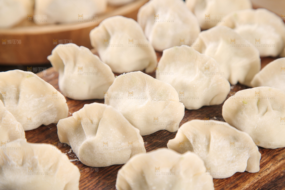 深底上的鲅鱼水饺