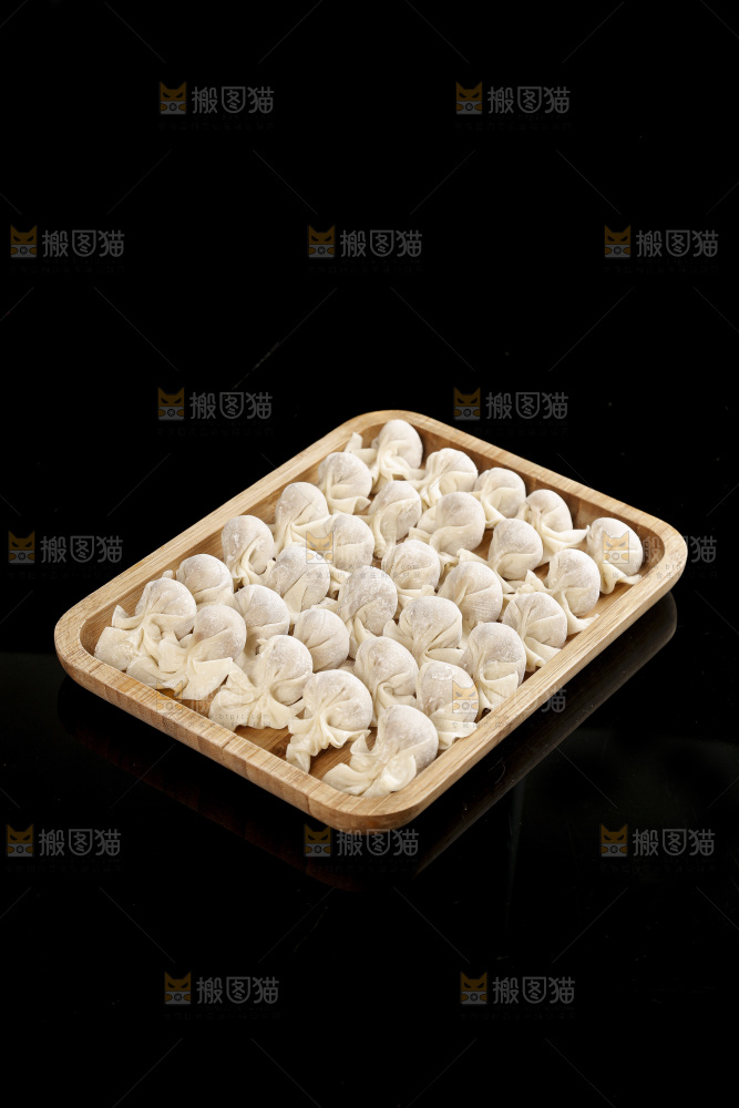 黑玻璃上的小金鱼馄饨
