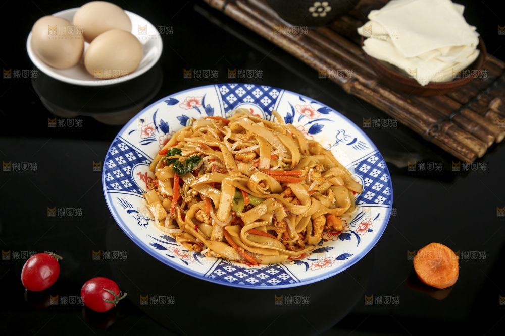 木底上的炒河粉