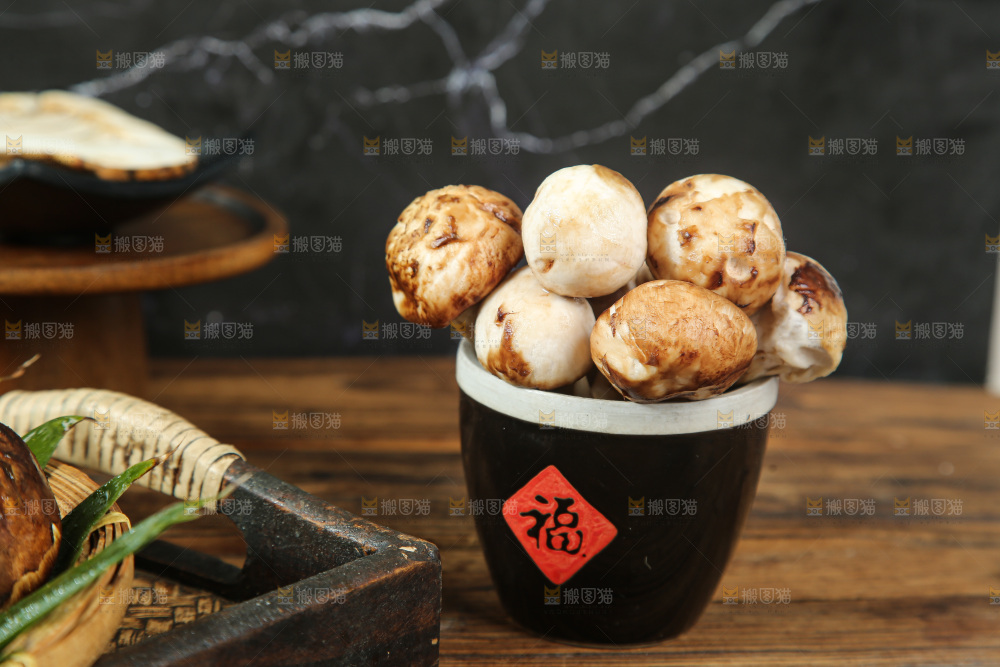 深底上的松茸菇