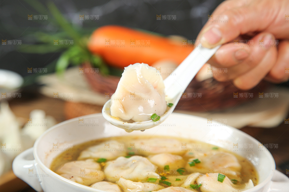 深底上的饺子