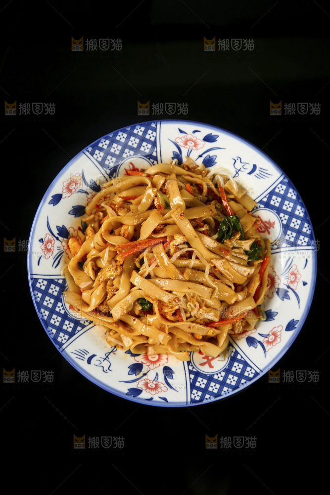 木底上的炒河粉