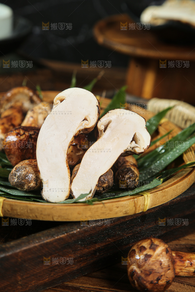 深底上的松茸菇