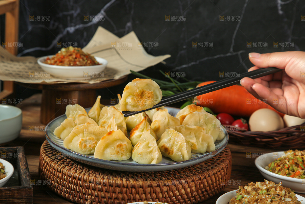 深底上的饺子