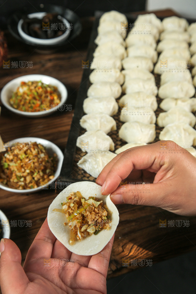 深底上的饺子
