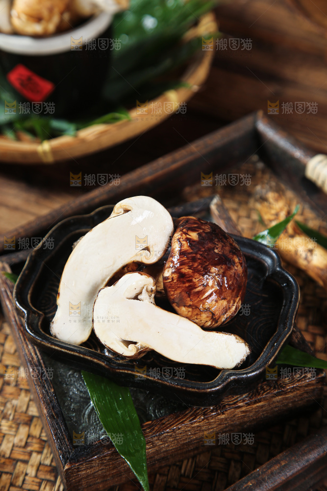 深底上的松茸菇