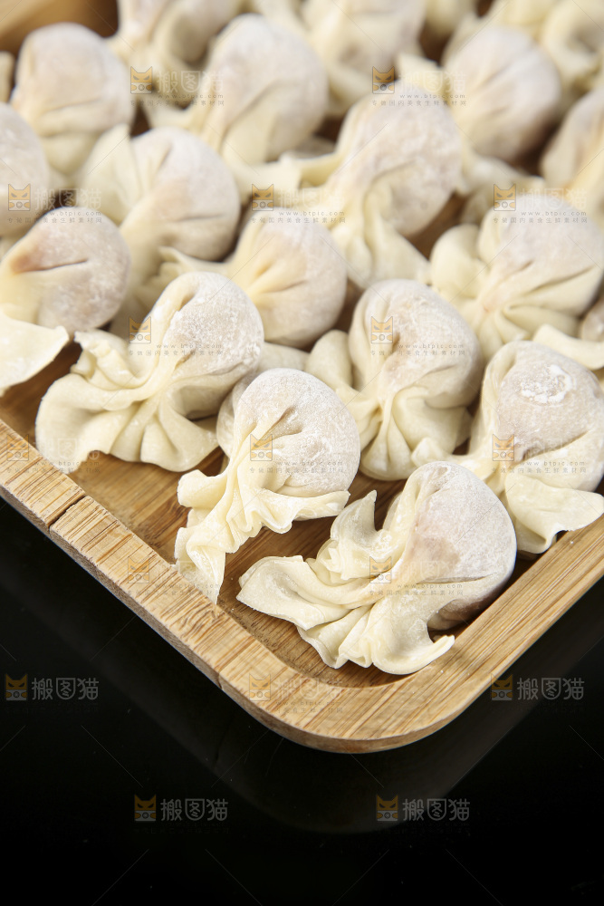 深底上的小金鱼馄饨