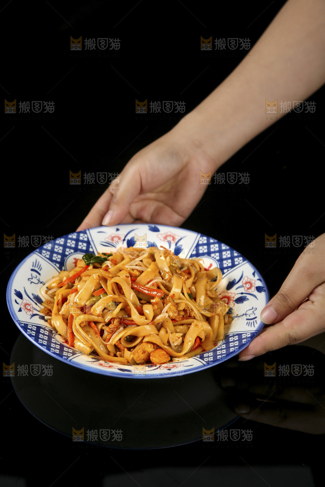 木底上的炒河粉