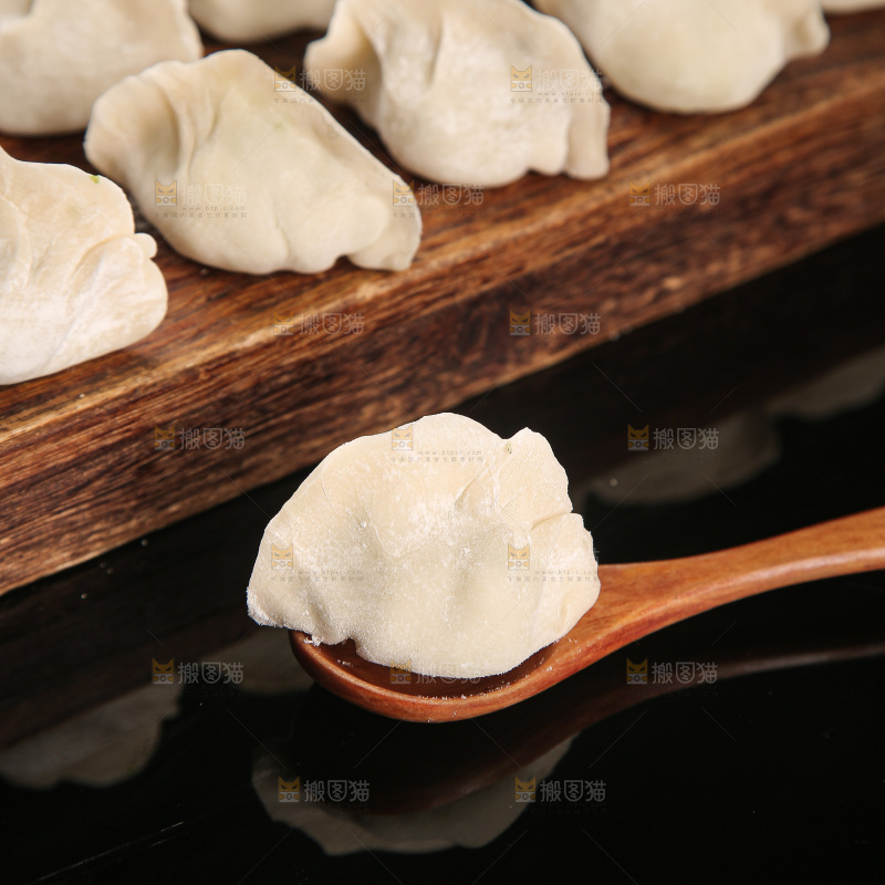 深底上的鲅鱼水饺
