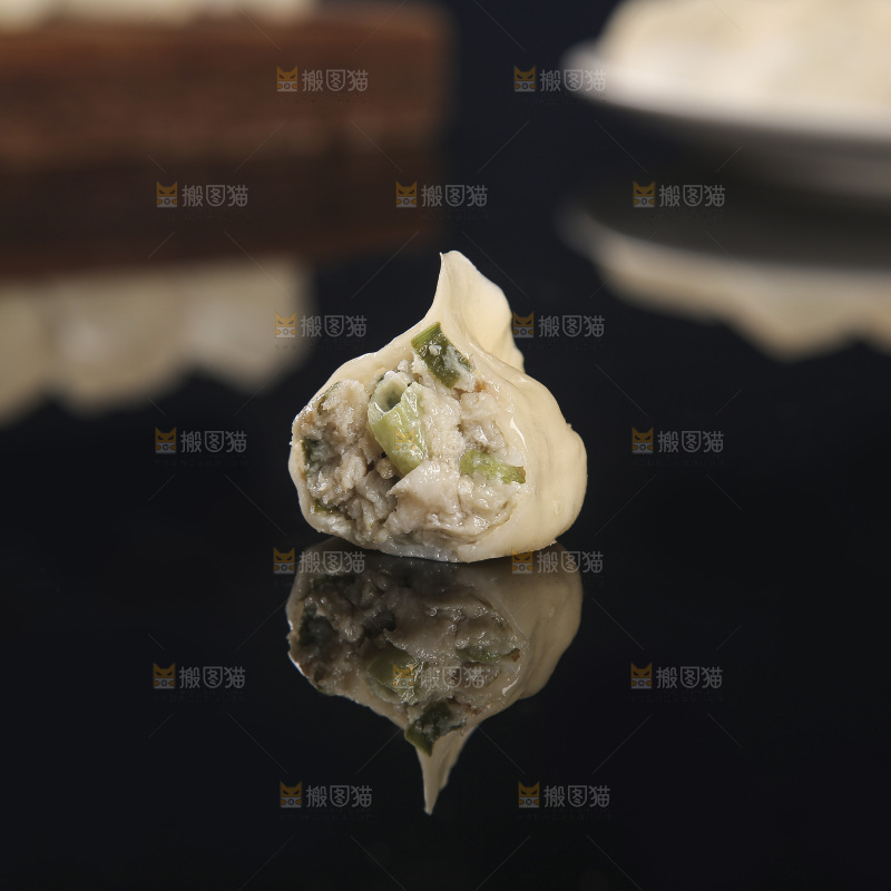 深底上的鲅鱼水饺