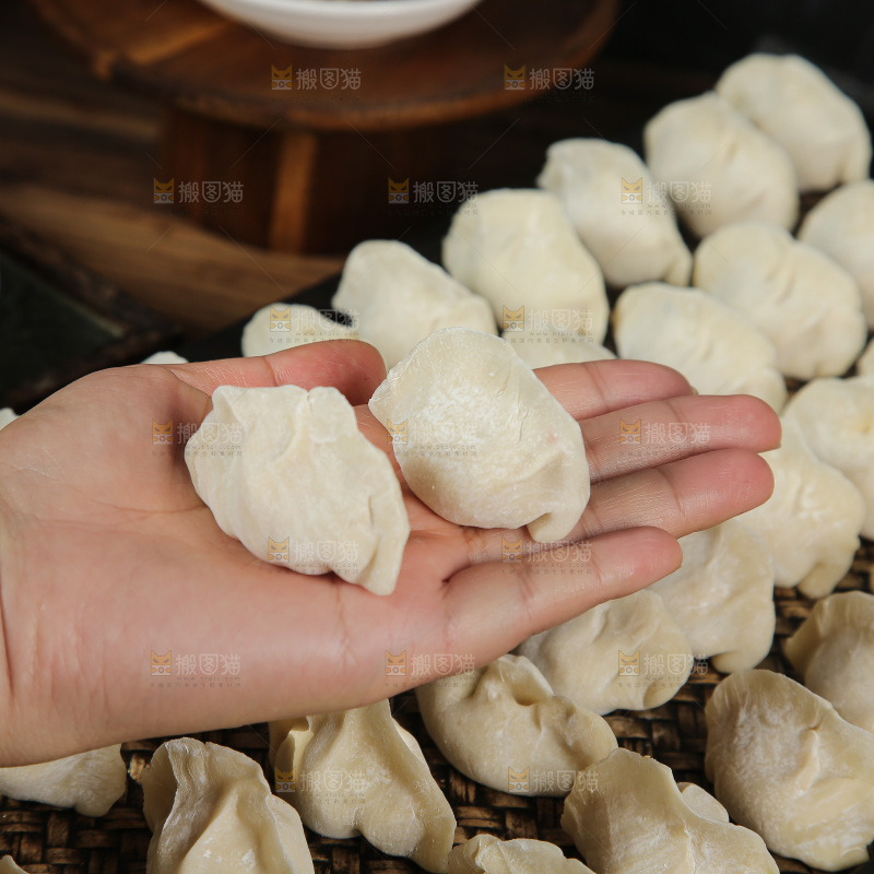 深底上的饺子