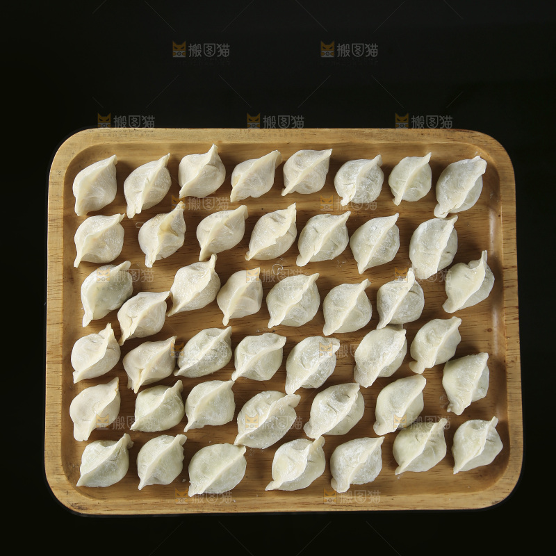 深底上的饺子
