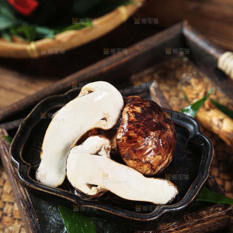 深底上的松茸菇