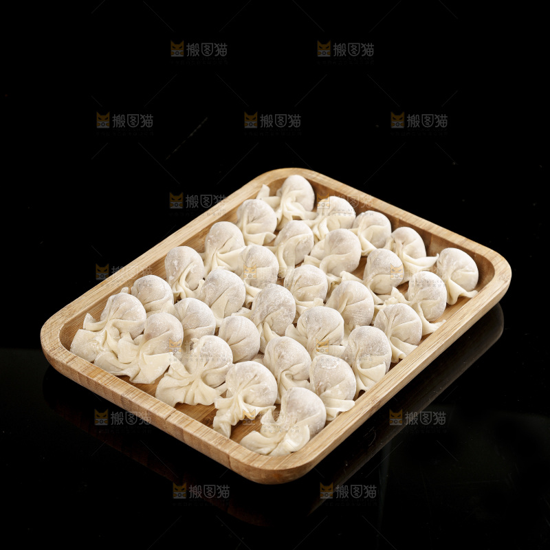 黑玻璃上的小金鱼馄饨